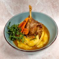 Gicz wieprzowa z puree ziemniaczanym i surówką